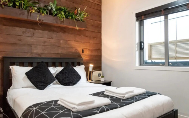 Modern 1 Bedroom Apartment With Spacious Courtyard in CBD
