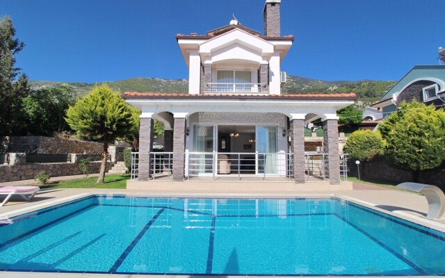 Arnna Villa 4 by Villa Buketi