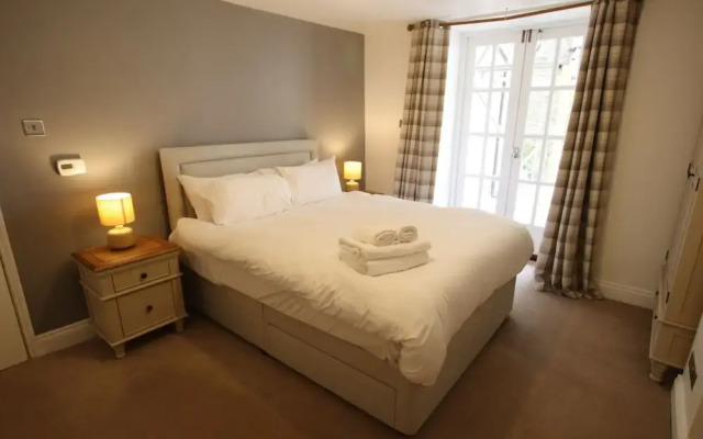Charming Flat With Private Patio in Clifton