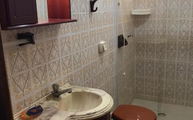 Kit-net à 250 metros da Praia de Mariscal