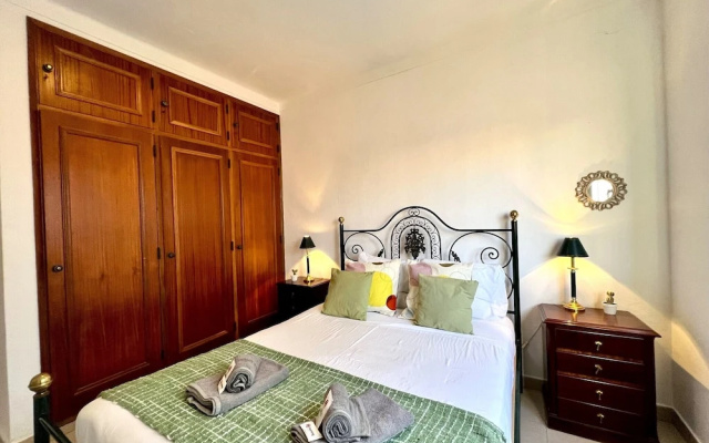 Vilamoura Classic Villa With Pool