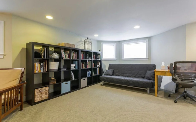 Spacious Split-level Apartment - Great for Groups