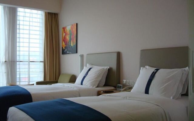 Q Box Hotel (Former Holiday Inn Express Meilong)