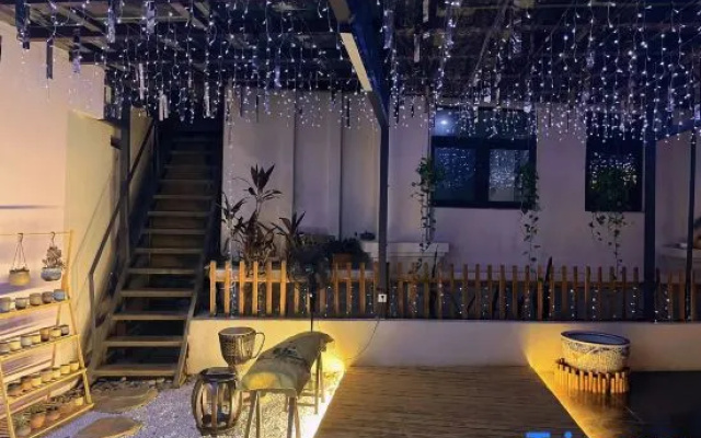 Jinghong Late Summer Hotel