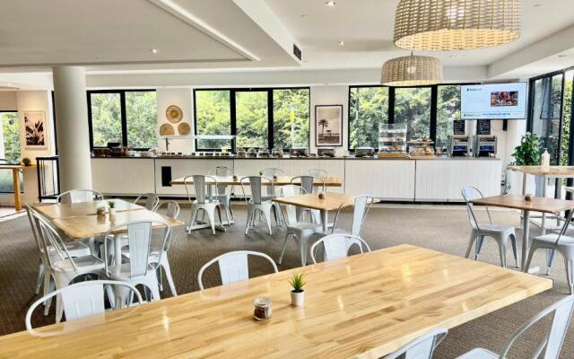 Oakbridge Hotel & Apartments