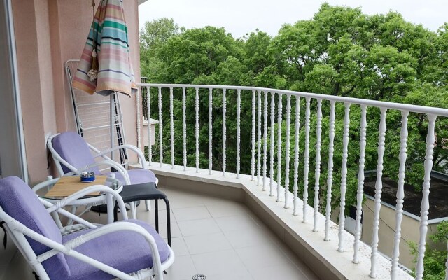 FM Luxury 1-BDR Apartment - Into the Woods