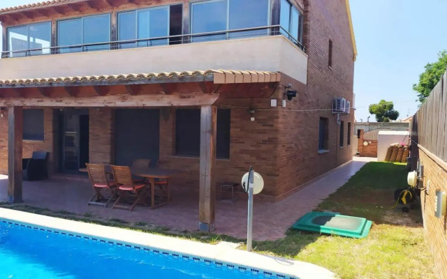 Chalet moderno con PISCINA en Calafell