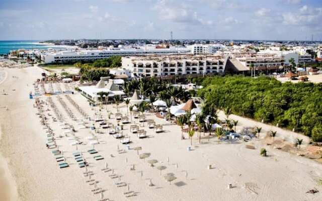 Aldea Thai Jr Suite by SunandSea