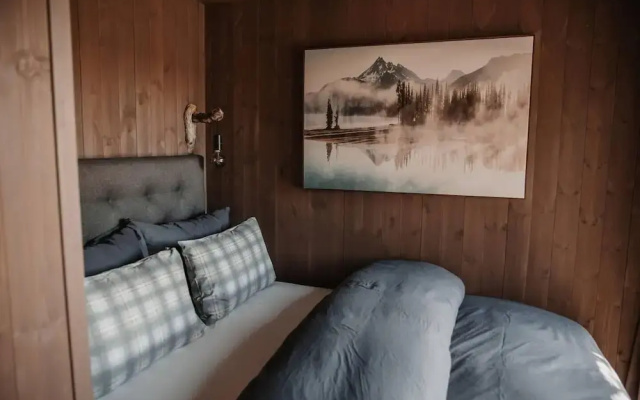 Luxurious Tree Top Cabin by the Lake