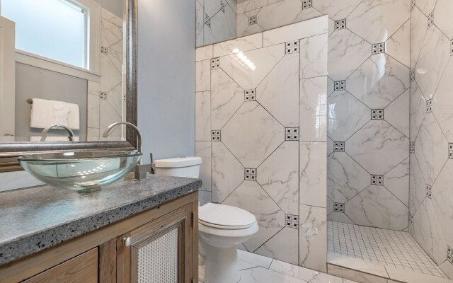 Hosteeva 2BR Steps to St. Charles Ave