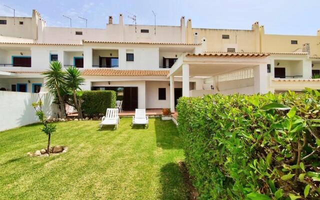 LovelyStay - Alto dos Caliços 2BR House with Garden