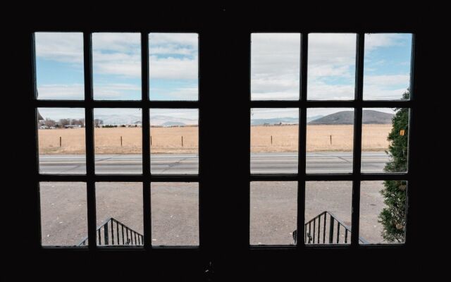 The Gilded Drifter Inn