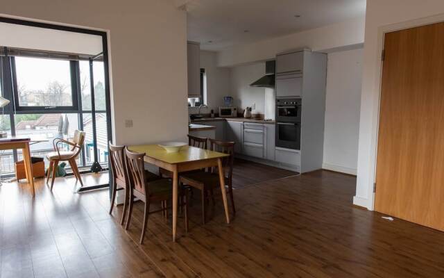 Stylish And Artistic Open Plan Flat In Wdidsbury