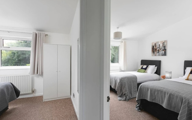 Skyvillion - Lush 2 Bed Hydean Way House & Garden