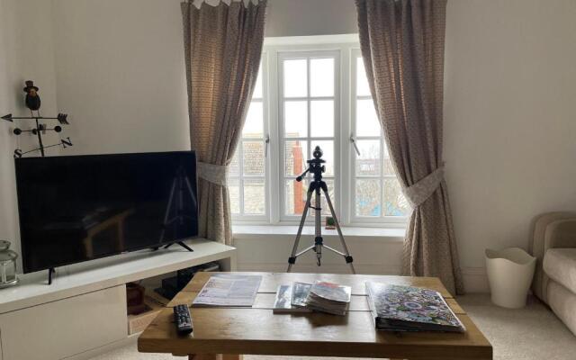 Seaviews oodles of charm sleeps 5 with guest beds