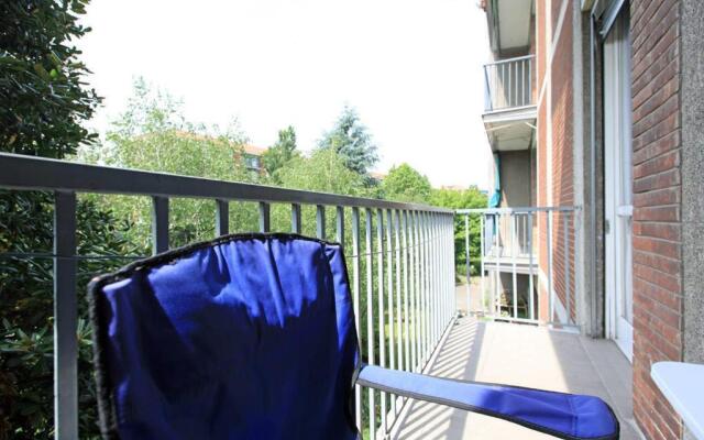 Room 200m subway, free park, 10min center, no fee