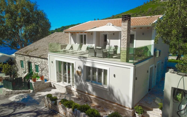 Villa Nikolakis Kerasia, on the beach