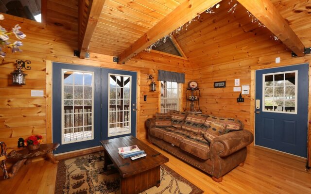 Fireside Memories 2 Br cabin by RedAwning