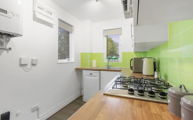 Inviting 2-bed House in Milton Keynes - Netflix