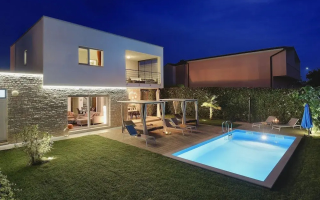 Modern Holiday Home in Novigrad With Pool