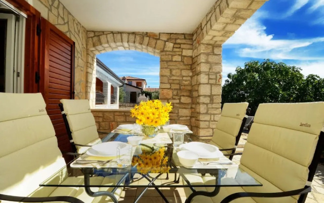 Cozy Holiday Home in Rogovici With Swimming Pool