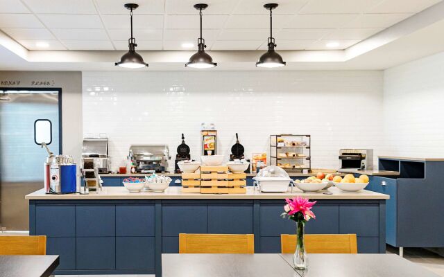 Country Inn & Suites by Radisson, Appleton Airport - Fox River Mall Area