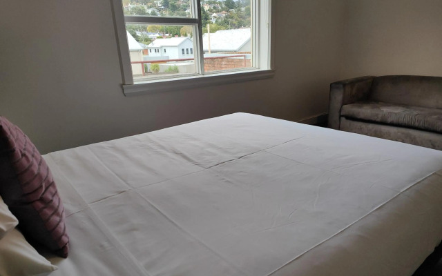 Centennial Inn on Bathurst