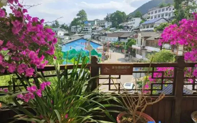Tenglong Buyi Chinese Inn (Longgong Scenic Area)