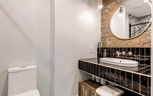 Historic Two Bedroom Facing Parliament