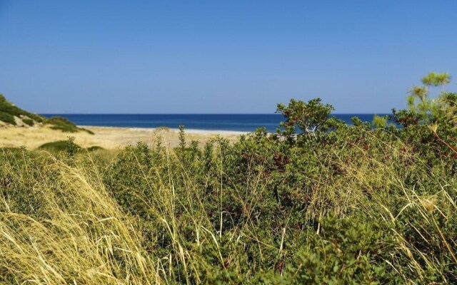 Live by the sea at House Almyra