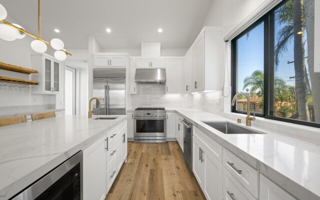 Enc831 4 Bedroom Home by Redawning