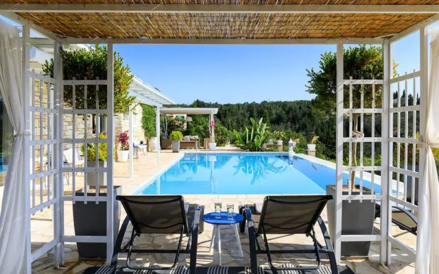 Juniper House - Charming 3 bed Villa With sea View