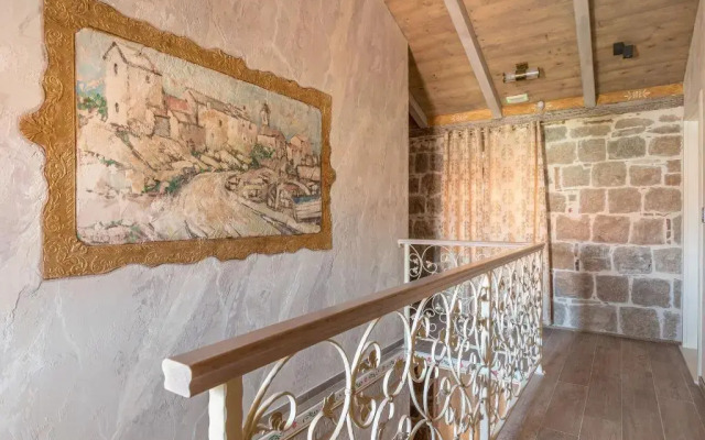 Historic Plaza Varos - Adults Only