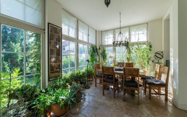 Embassy Row BnB
