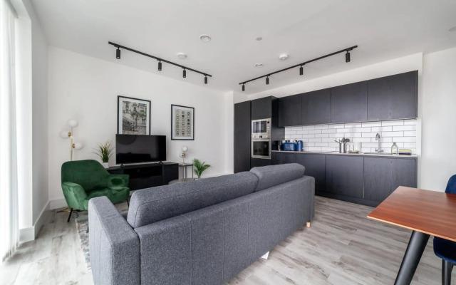Sky-high North Acton Apartment