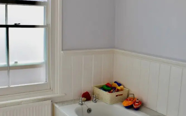 Bright 2 Bedroom House in Central Brighton
