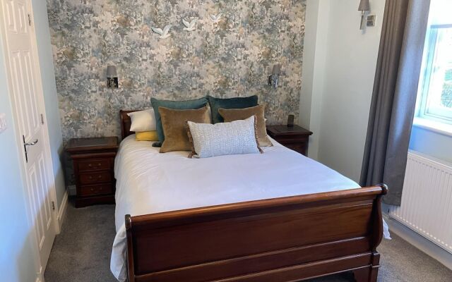 Stunning 2-bed-2bath Apt in Whitby With Parking