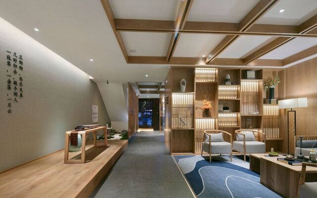 Qianna Hotel (Zhengzhou Erqi Square David City)