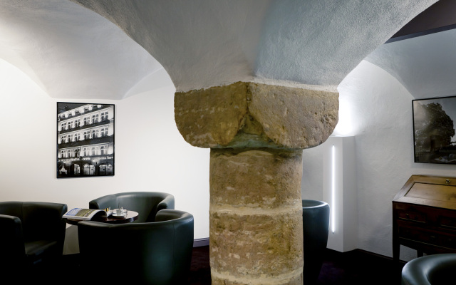 Le Phenix Hotel