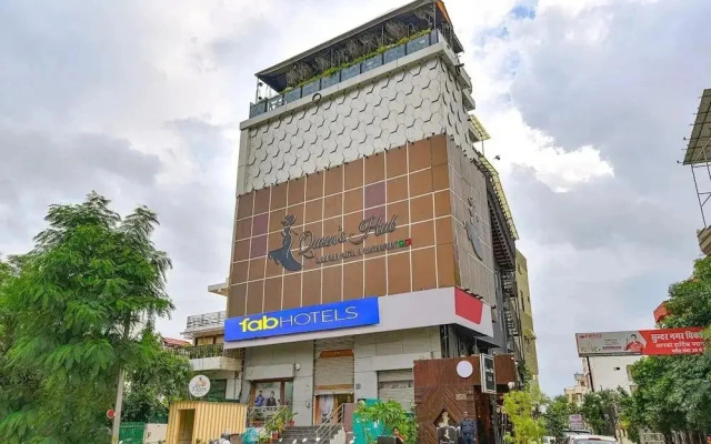 Queens Hub Hotel by OYO Rooms