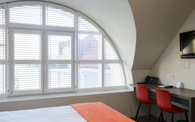 Square Hotel