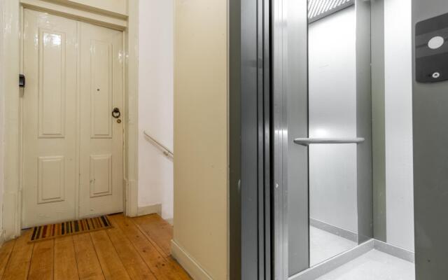 LV Premier Baixa CR2 Lift AC Center Balcony