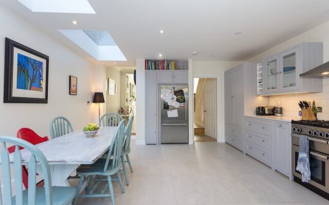 4 Bedroom Family House Near Shepherd's Bush