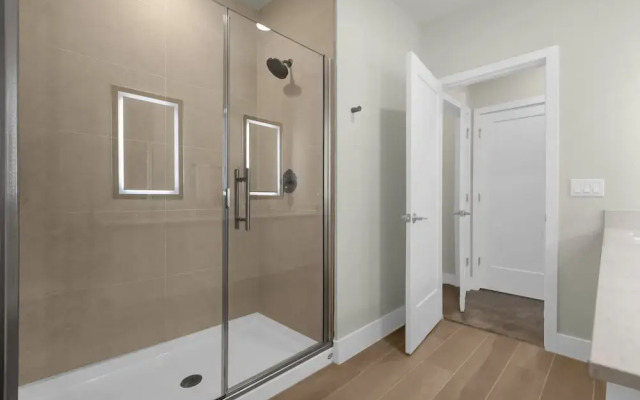 Upstay - Modern Family Townhome With Pool