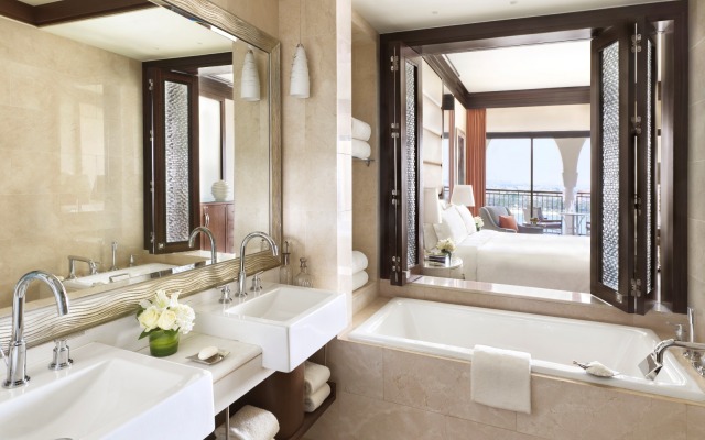 The Ritz-Carlton Abu Dhabi, Grand Canal