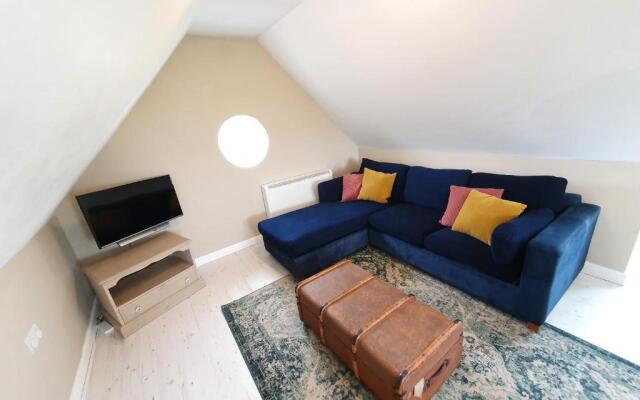 Beautiful 2 bedroom guest house with private pool in Lacock, Wiltshire