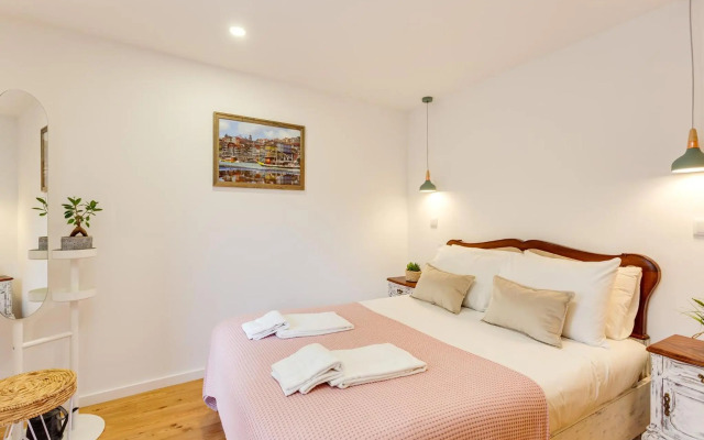 Riverside 2 Bedroom Apartment by DA'HOME