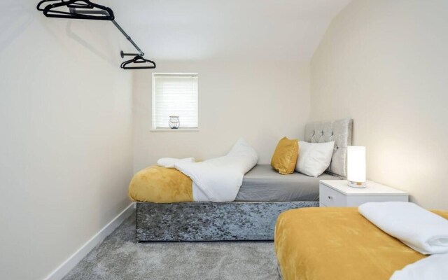 Cosy 2BR Maisonette Near Hospital & Stations