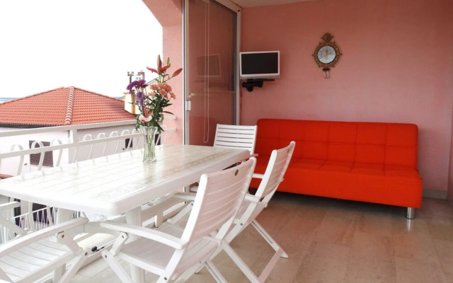 Lush and Sunny Apartment With Balcony and Sea View