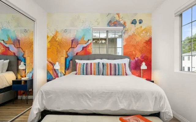 The Avalon - Modern Colorful w Private Parking